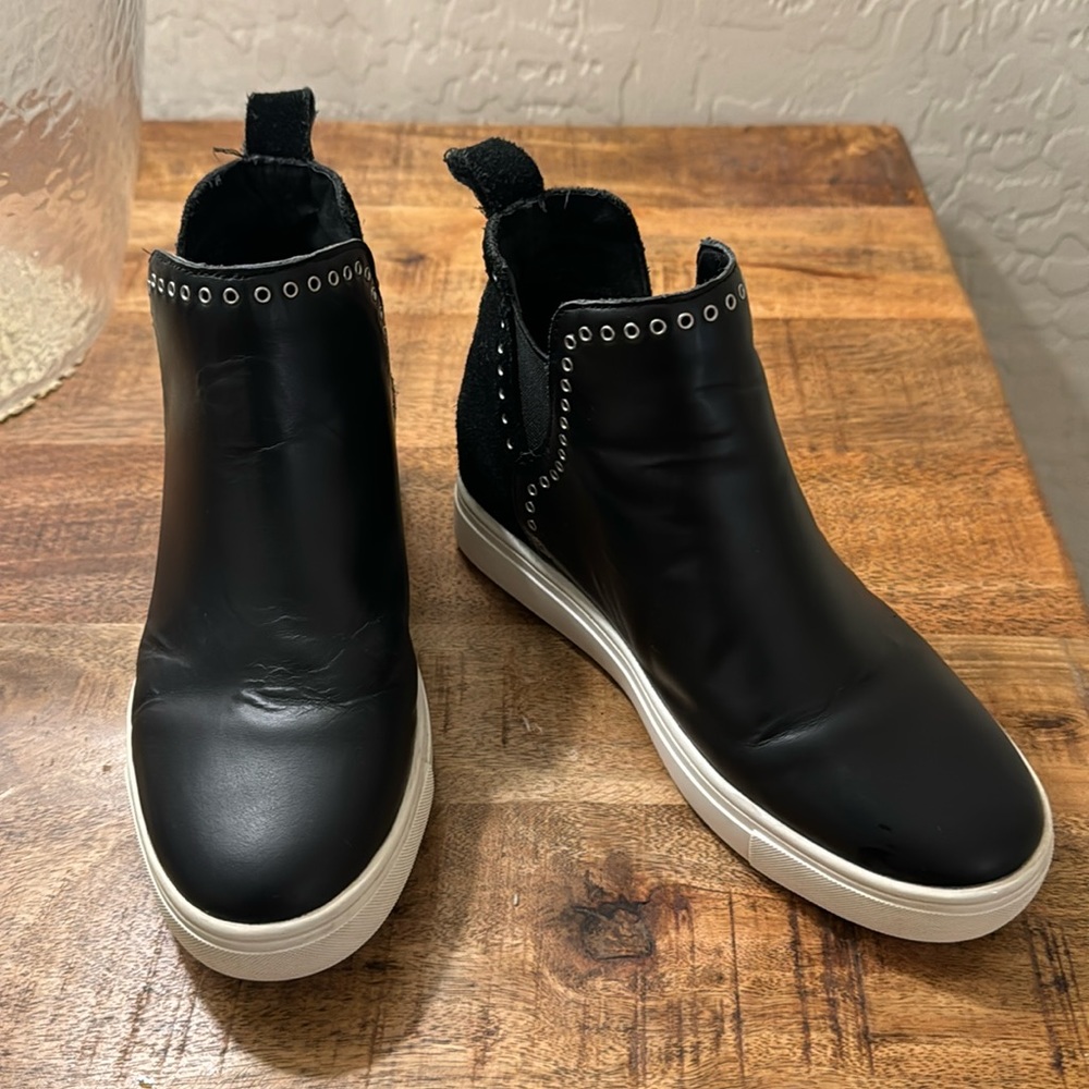 CHELSEA & VIOLET MILO Women's Wedge Sneaker Black Leather Size 5.5 Eyelet Good